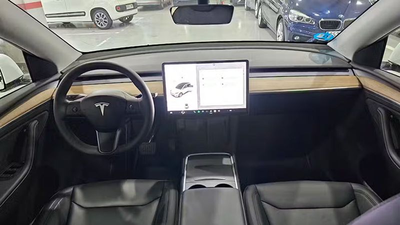 Tesla Model Y • 2024 • 16,942 km 11