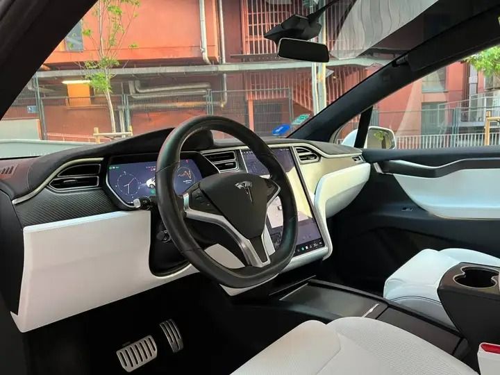 Tesla Model X • 2016 • 42,965 km 6