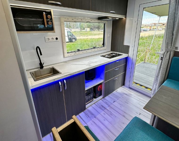 Mercedes-Benz 210 Van • 2017 • 195,000 km 4