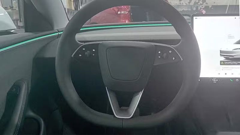 Tesla Model 3 • 2024 • 6,870 km 10