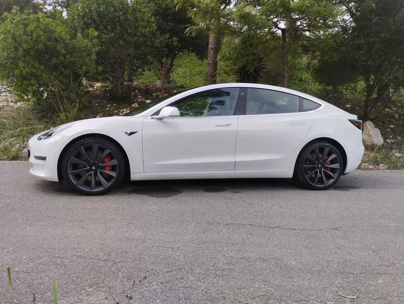 Tesla Model 3 • 2020 • 45,000 km 2