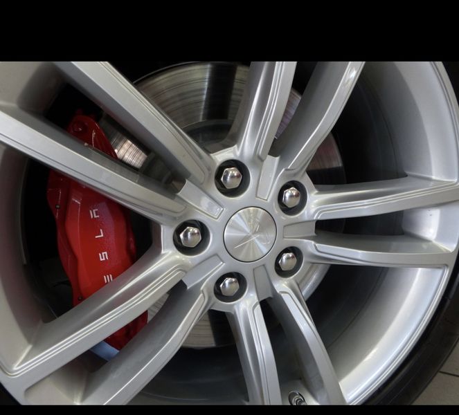 Tesla Model S • 2015 • 125,000 km 18