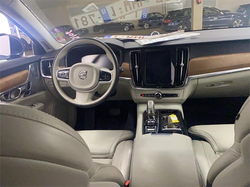 Volvo V90 • 2019 • 75,000 km 4