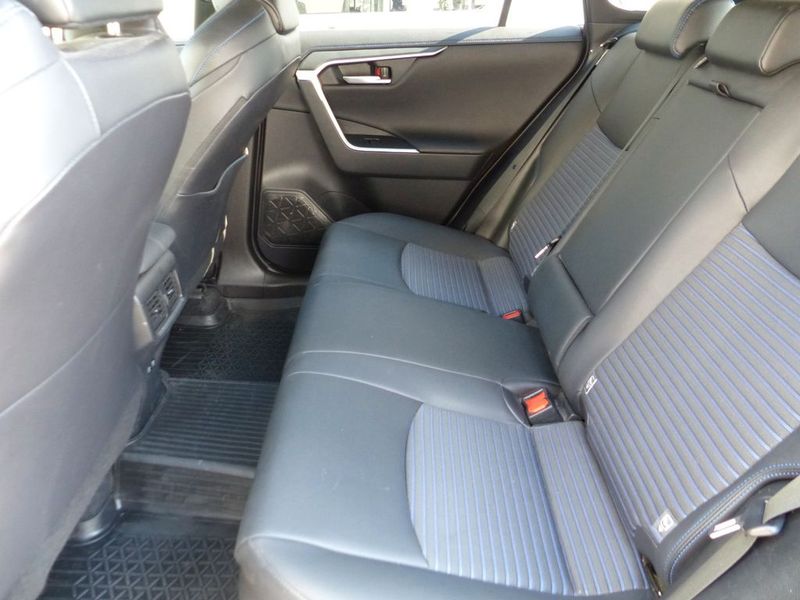 Toyota RAV4 Hybrid • 2021 • 36,800 km 4