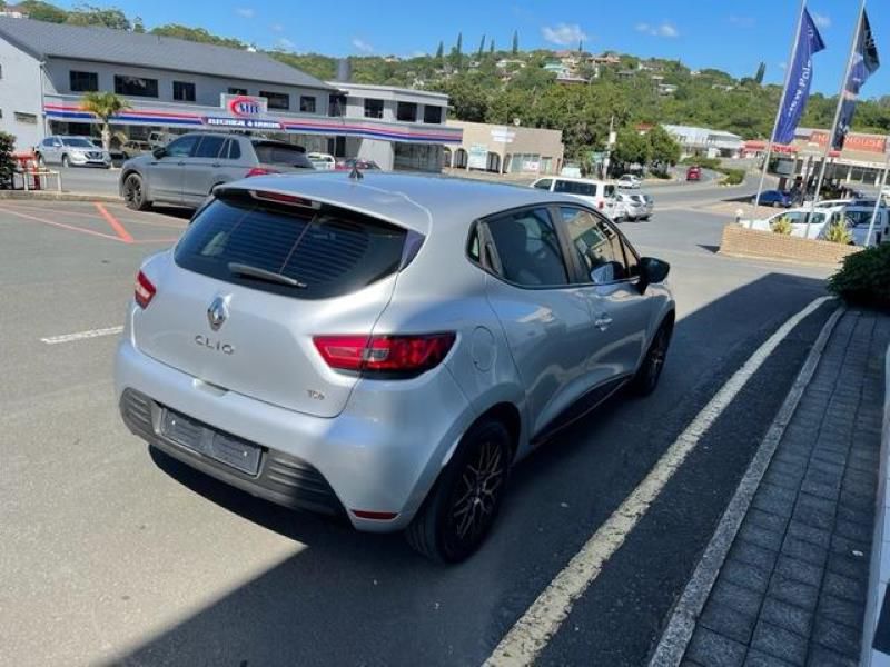 Renault Clio • 2014 • 114,000 km 3