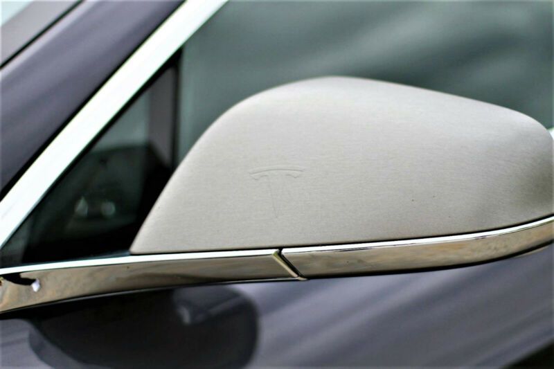 Tesla Model S • 2015 • 168,000 km 9