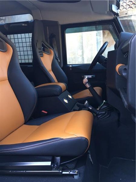 Land Rover Defender • 2008 • 115,000 km 2