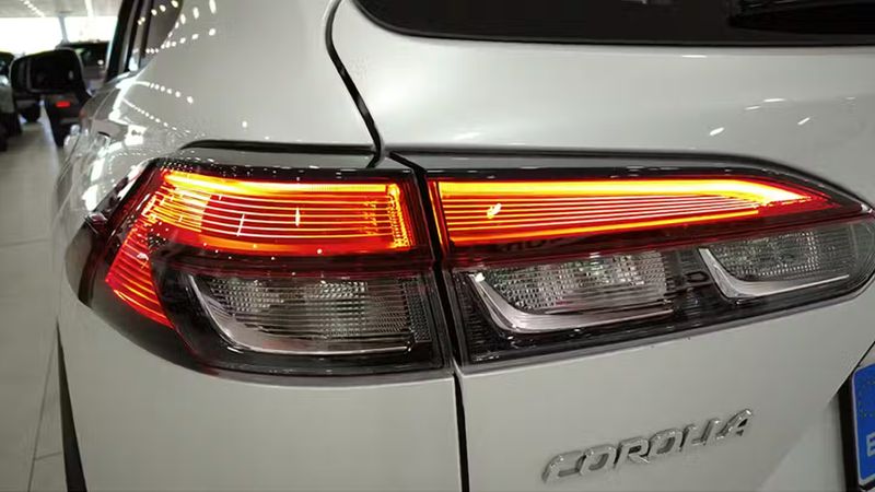 Toyota Corolla Hybrid • 2023 • 13,994 km 8