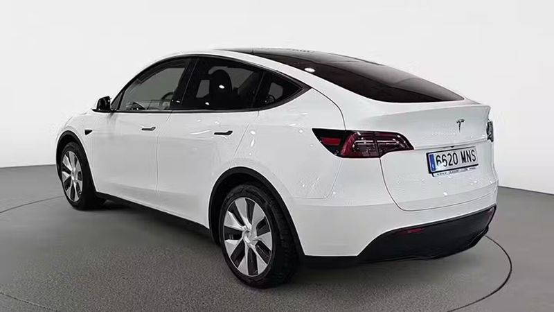 Tesla Model Y • 2024 • 7,925 km 4