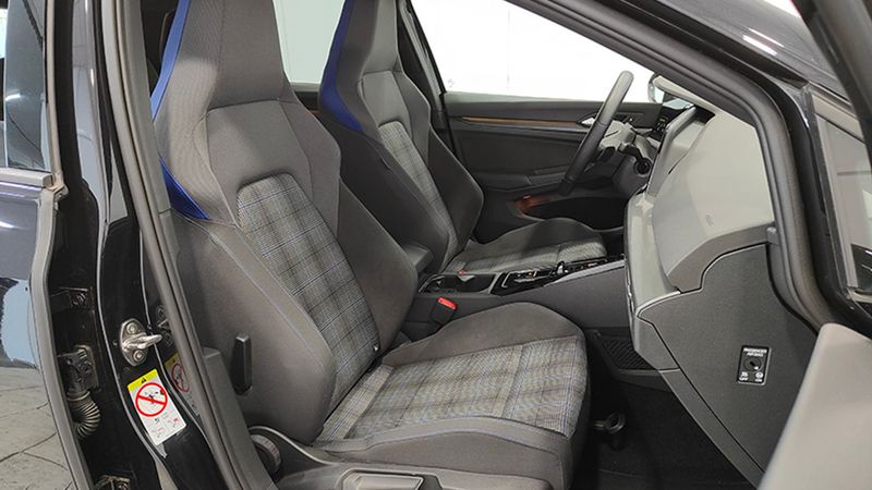 Volkswagen Golf • 2023 • 35,541 km 3