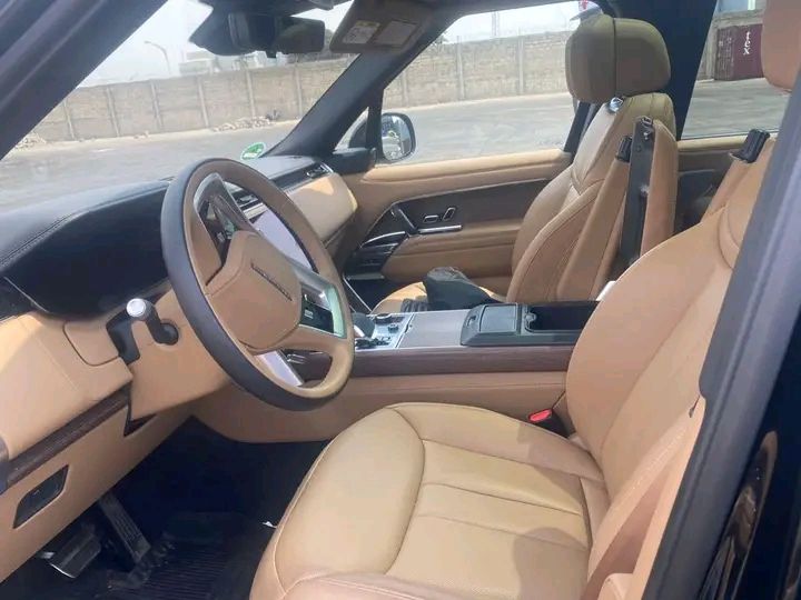 Land Rover Range Rover • 2022 • 50,000 km 2