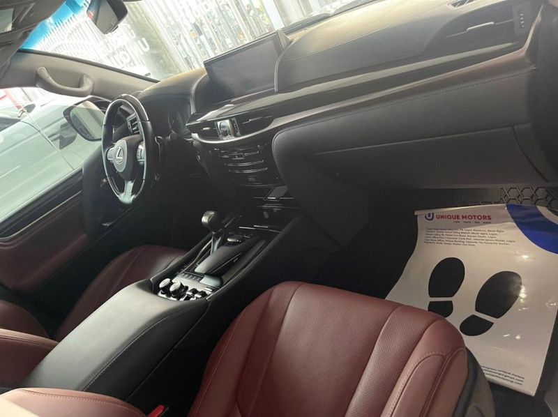 Lexus LX • 2021 • 2 km 4