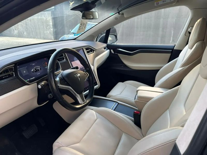 Tesla Model X • 2018 • 95,000 km 6