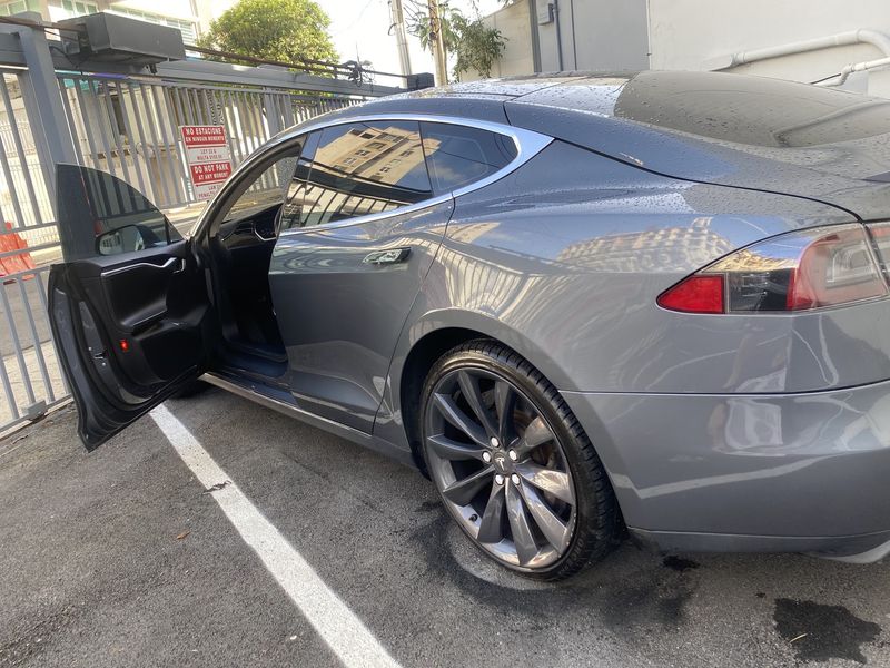 Tesla Model S • 2013 • 31,300 km 3
