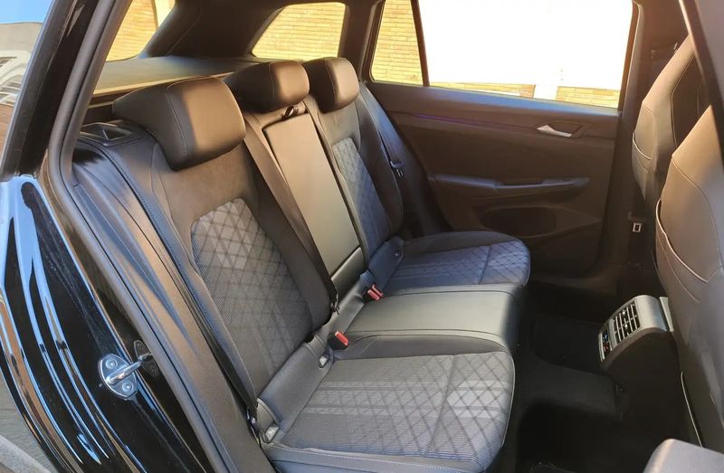 Volkswagen Golf Variant • 2024 • 12,440 km 12