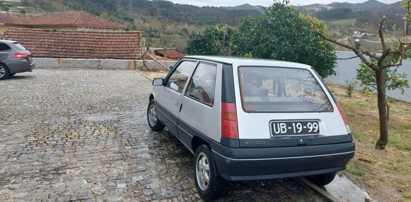 Renault 10 • 1989 • 141,000 km 2