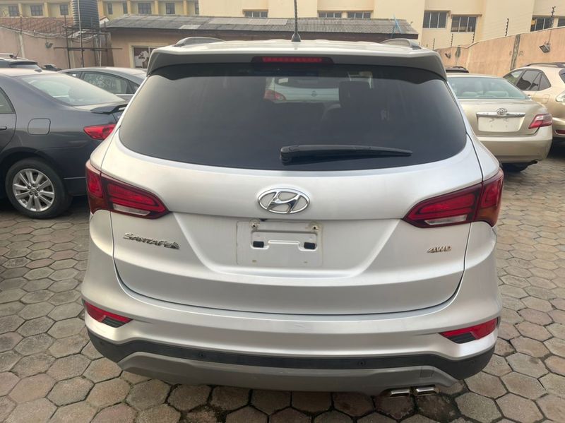 Hyundai Santa Fe • 2016 • 50,000 km 4