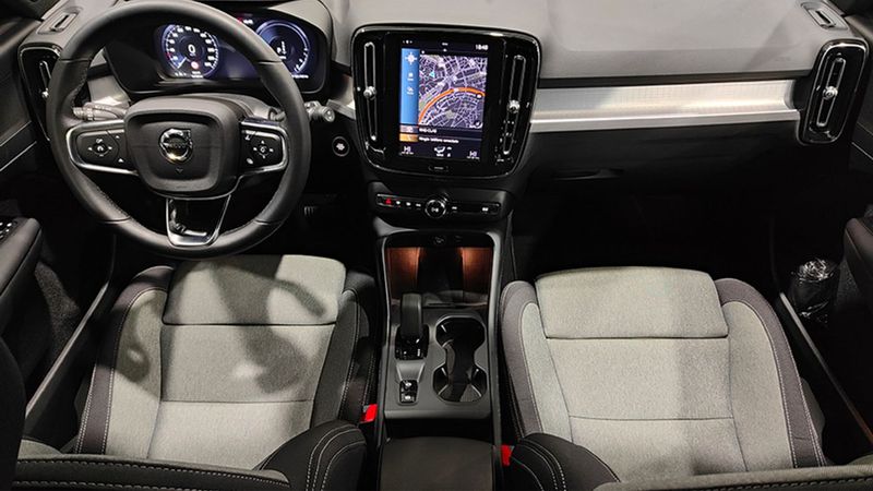 Volvo XC40 • 2023 • 50,415 km 5