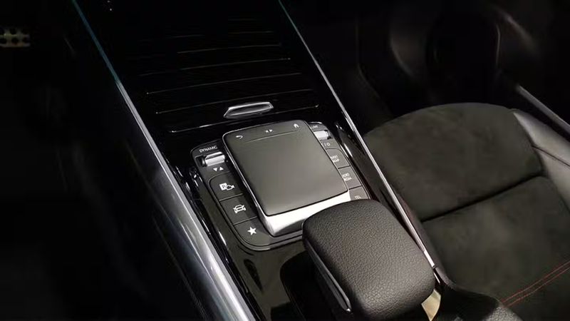 Mercedes-Benz GLA • 2020 • 23,622 km 9