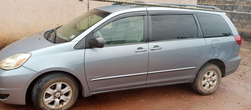 Toyota Sienna • 2005 • 2,110 km 5