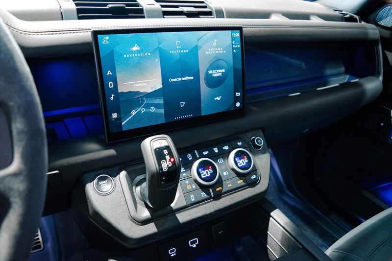 Land Rover Defender • 2024 • 900 km 10