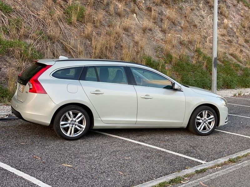Volvo V60 • 2009 • 129,000 km 6