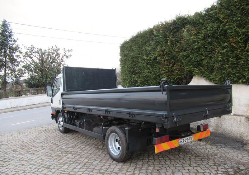 Mitsubishi Fuso canter • 2004 • 4,999 km 5