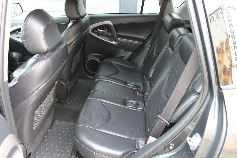 Toyota RAV4 • 2006 • 230,000 km 5