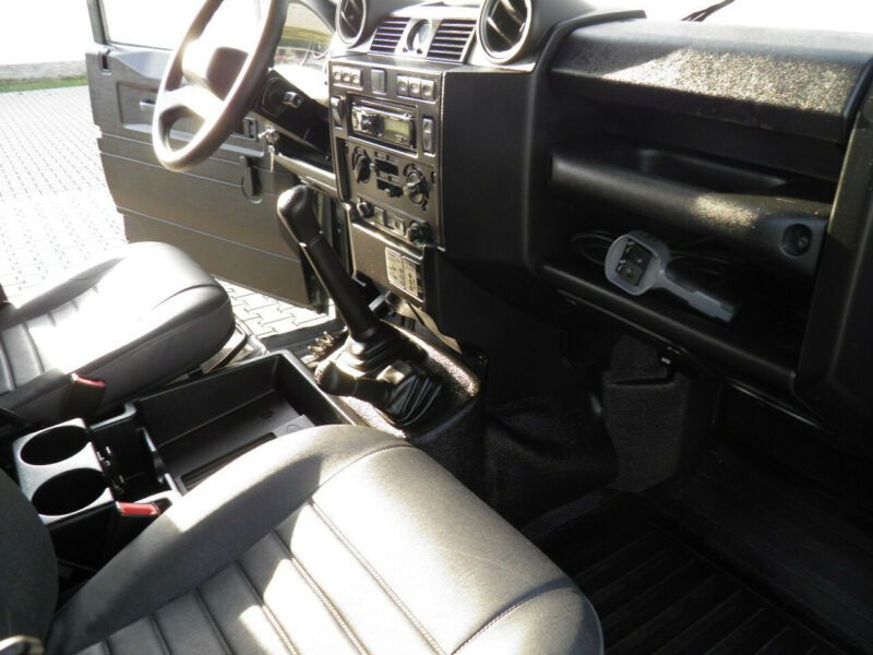 Land Rover Defender • 2010 • 93,000 km 13