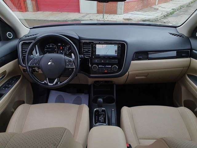 Mitsubishi Outlander • 2016 • 102,000 km 5