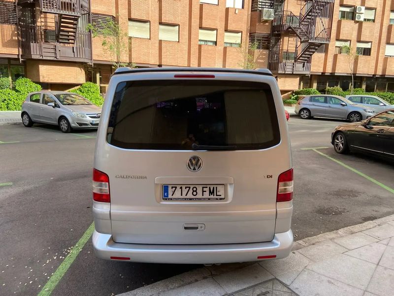 Volkswagen T5 • 2006 • 220,000 km 3
