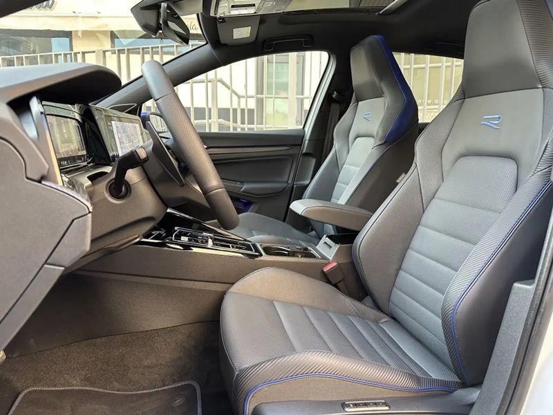 Volkswagen Golf • 2024 • 8,900 km 2