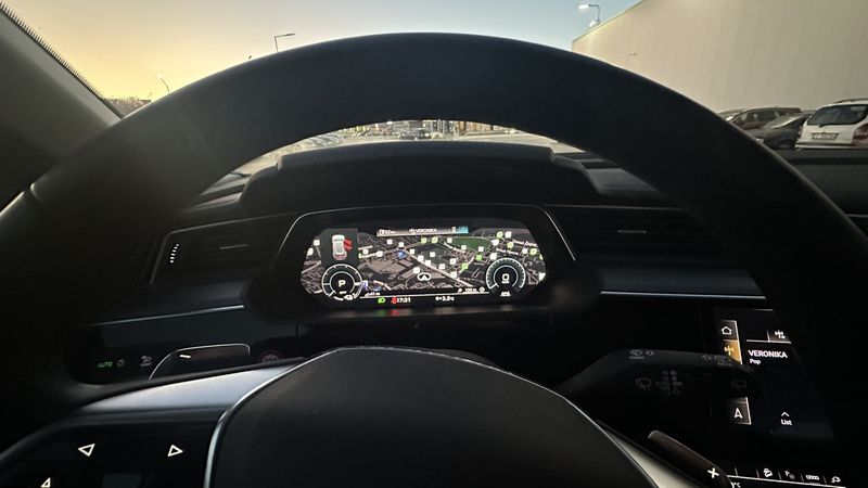 Audi e-tron • 2021 • 28,000 km 15