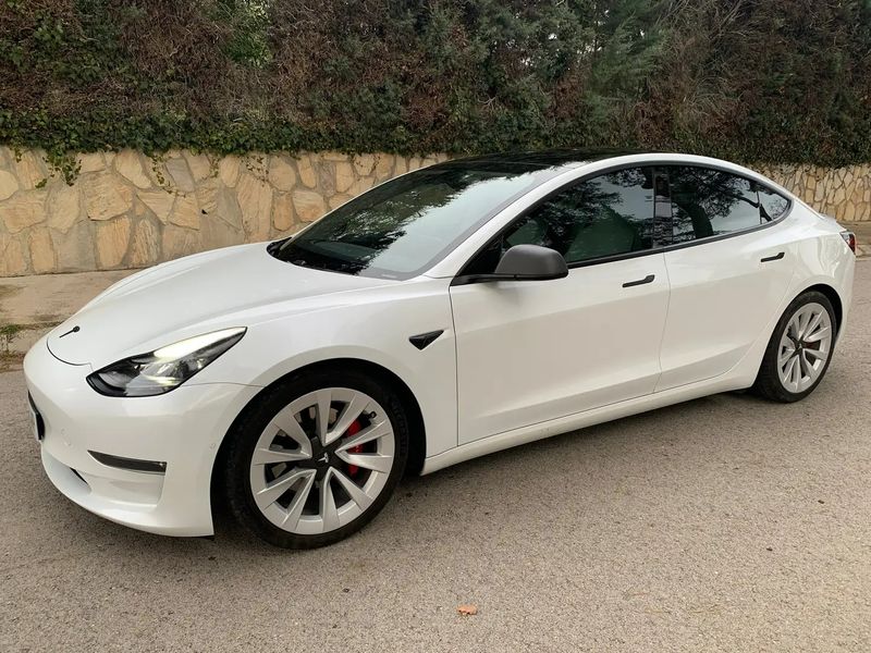 Tesla Model 3 • 2021 • 49,245 km 4