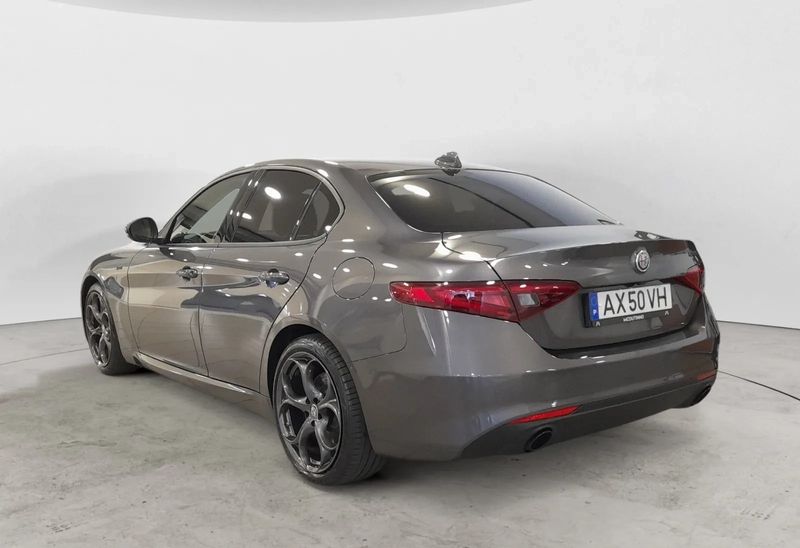 Alfa Romeo Giulia • 2023 • 18,800 km 3
