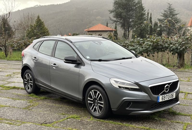 Volvo V40 • 2017 • 159,000 km 1