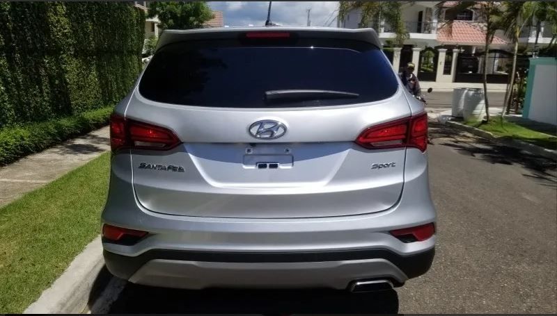 Hyundai Santa Fe • 2018 • 98,000 km 3