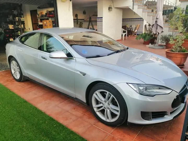 Tesla Model S • 2013 • 285,382 km 6