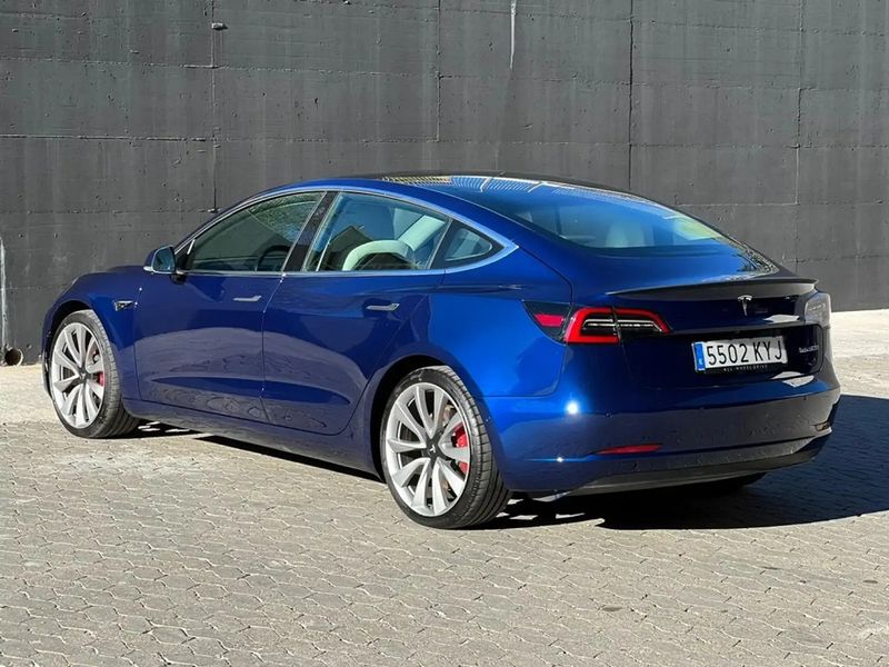 Tesla Model 3 • 2019 • 90,000 km 2