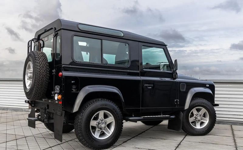 Land Rover Defender • 2012 • 83,000 km 10