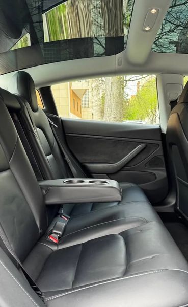 Tesla Model 3 • 2019 • 85,600 km 3