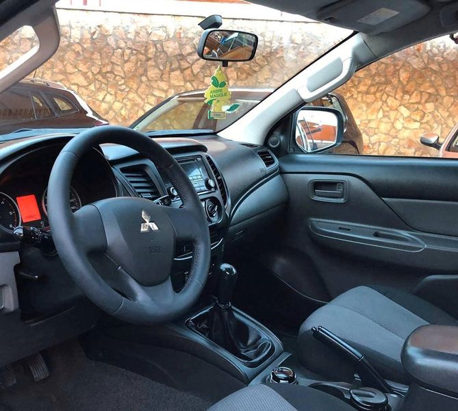 Mitsubishi L200 • 2016 • 172,000 km 2
