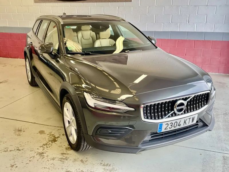 Volvo V60 • 2019 • 92,000 km 4