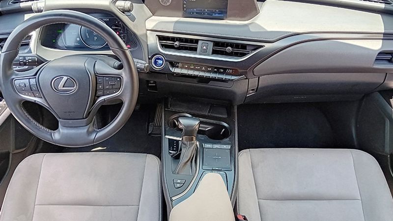 Lexus UX • 2021 • 44,700 km 2