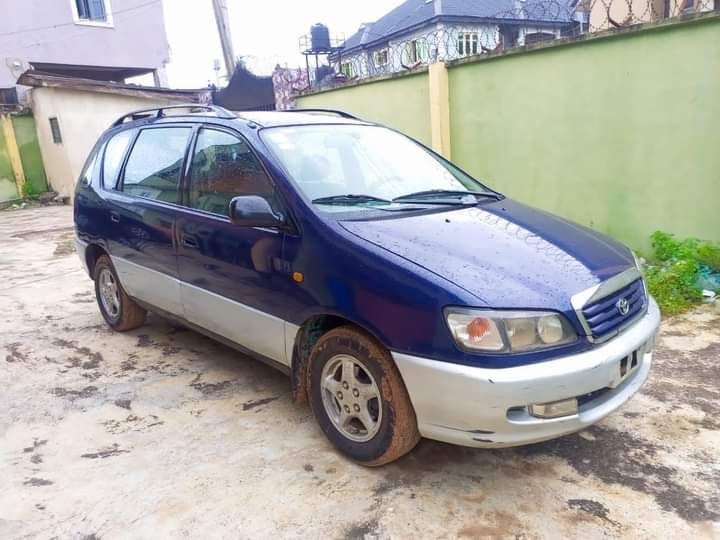 Toyota Picnic • 1999 • 125,000 km 3