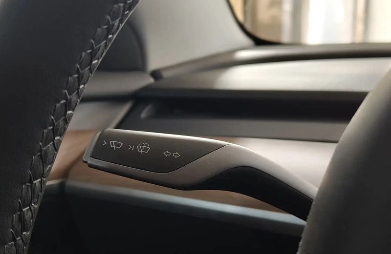 Tesla Model 3 • 2023 • 27,523 km 13