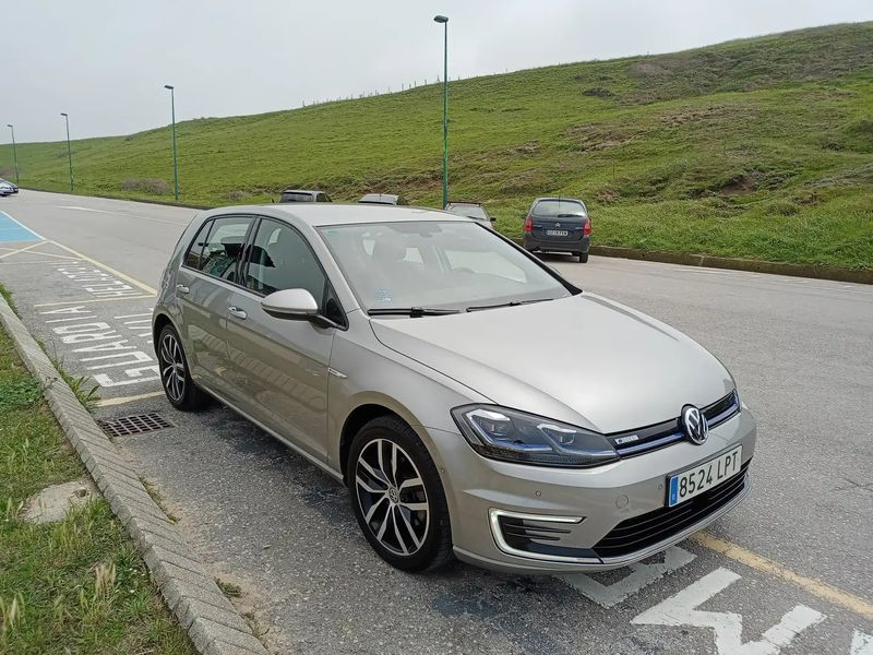 Volkswagen e-Golf • 2021 • 19,020 km 10