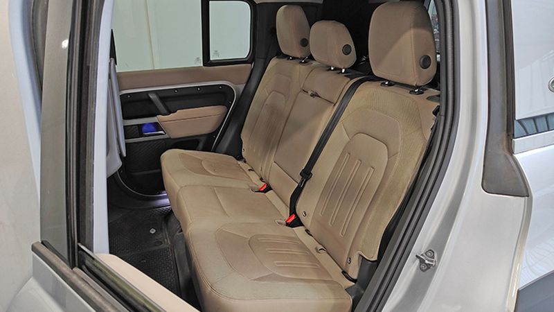 Land Rover Defender • 2020 • 70,093 km 3