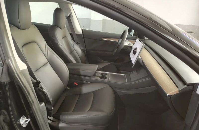 Tesla Model 3 • 2023 • 27,523 km 11