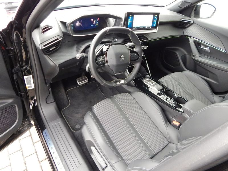 Peugeot 2008 • 2022 • 17,800 km 2